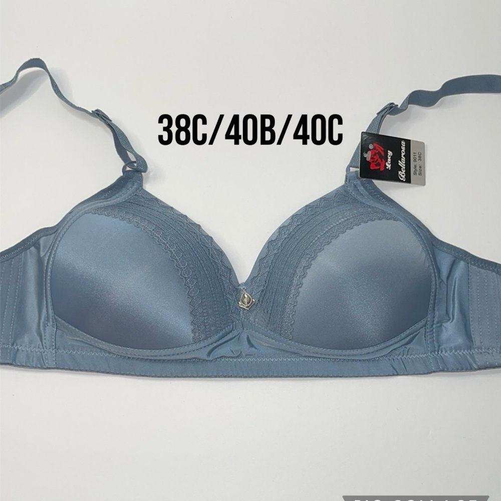 NWT Push Up Light Padded Wireless No Wire 3 Hooks Bra.
New Arrival